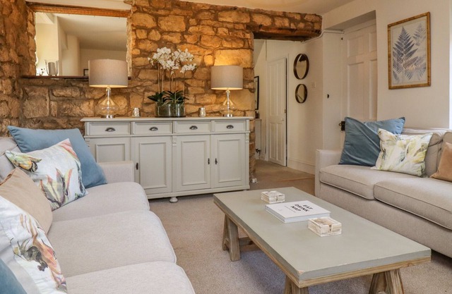 HENDY COTTAGE, pet friendly, character holiday cottage in Rodborough