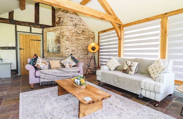 HENHOUSE FARM, pet friendly, luxury holiday cottage in Bodenham