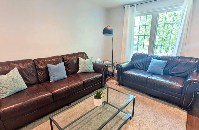 Henley House | 8 ppl | Hot Tub & Firetable | Near Rowing, Brock, Beach, NHS