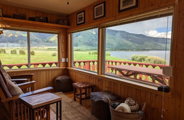 Henry's Lake Views! Private Dock! Cozy Cabin!