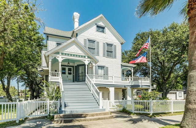 Henry Trueheart's Sweethaven: Walk to the beach from an historic Victorian!