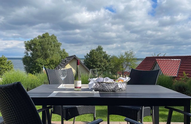 Herberge Seensucht Fewo Fleesensee ground floor with lake view