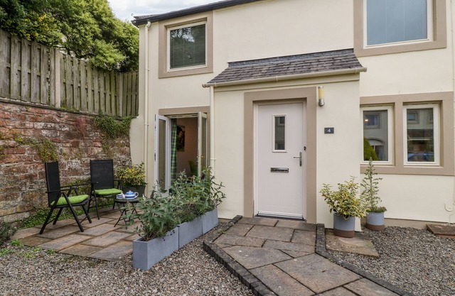 HERDWICK COTTAGE, family friendly, with a garden in Brampton, Cumbria