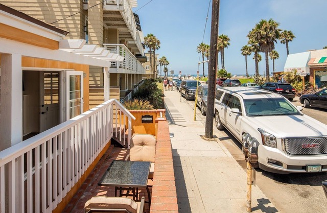 Hermosa Beach Classic 3 Bedroom 2 Bath Bungalow 1/2 block to beach 5 Star