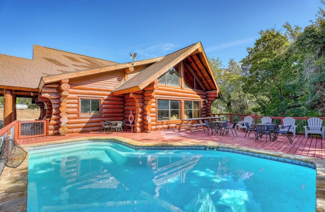 Heroes Hideaway: Relaxation Awaits by the Lake!