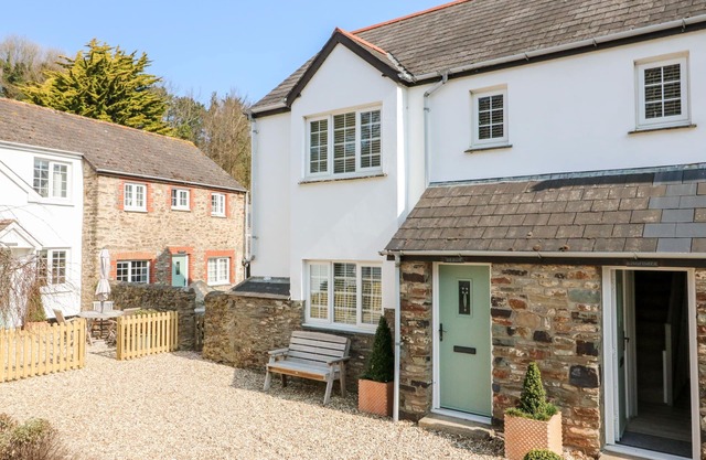 HERON COTTAGE, pet friendly, character holiday cottage in Ilfracombe