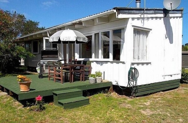 Hibiscus Cottage - Whangamata Bach