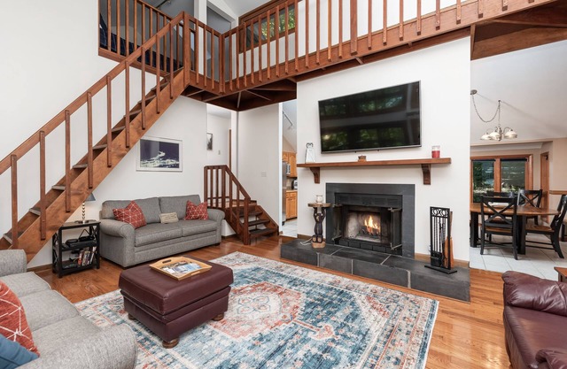 Hickory Hideaway- 5 BR 4 BA with game room and indoor fire place