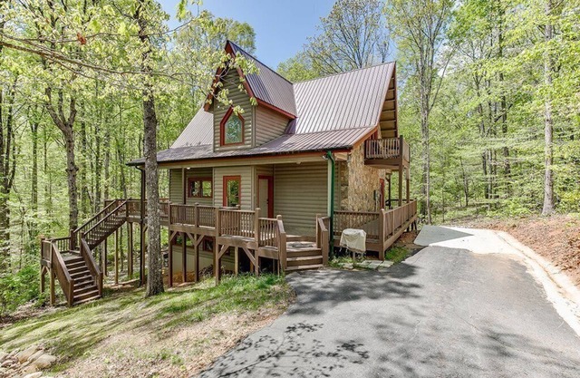 Hickory Woods- Private Couples Paradise, Huge Hot Tub, Pool Table and Frieplace