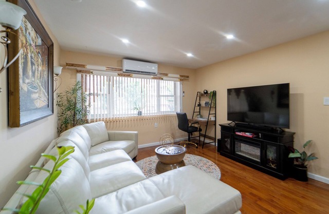 Hidden Delight . nCharming 2-bedroom apartment close to JFK AIRPORT