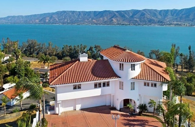 "HIDDEN GEM" WITH BREATHTAKING PANORAMIC VIEWS OF LAKE, CITY & MOUNTAINS!!