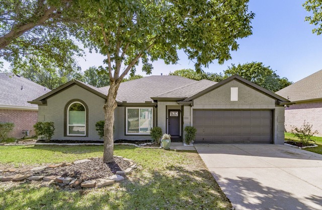 Hidden Gem with king beds, backyard shaded oasis