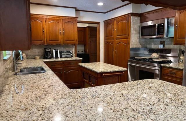 Hidden Jewel! Walk to OU, Hot Tub, Pool Table, Huge back yard, Outdoor Fireplace