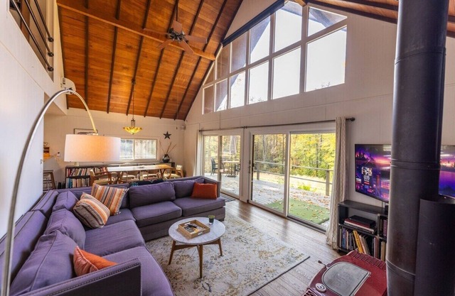 Hidden Pond: 7 Acres w/Swim Pond—Hot Tub—Creek+