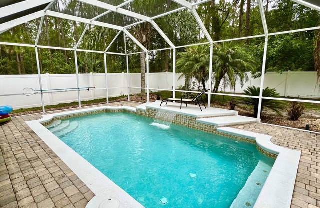 Hidden Treasure-cozy and stylish 3BR with salt water heated pool