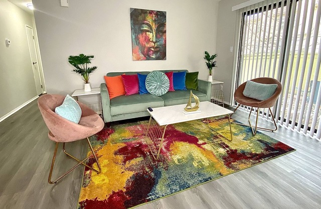 HiddenJewel*FirePlace*KingBed*InviteLongTermStays-10 min from StreetsofStCharles