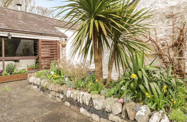 HIDEAWAY, family friendly, with a garden in Llanbedr