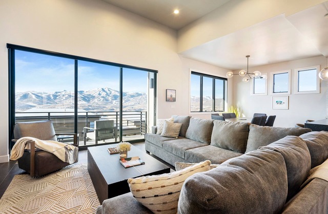 Hideout Haven: Luxe Retreat w/Lake View & Hot Tub