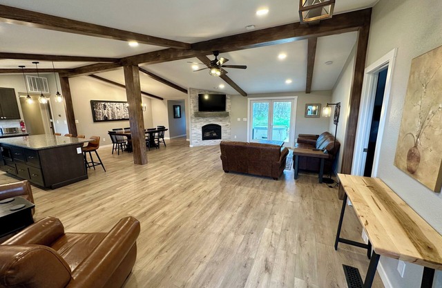 Hier Hideaway -Hot Tub - Fire Pit - King Beds - Peaceful Surrounded by Nature