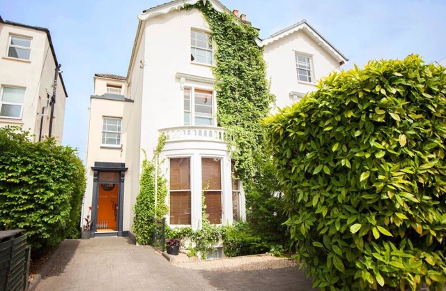 higgihaus #46 Beautifully Appointed 7-Bedroom Victorian House