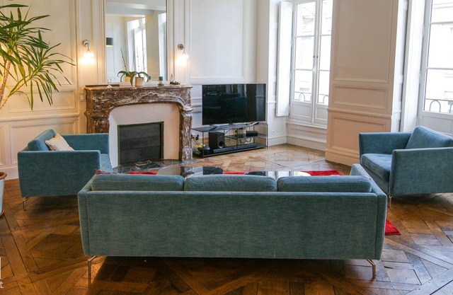 High-ceiling luxury apartment - moldings - renovated in 2019