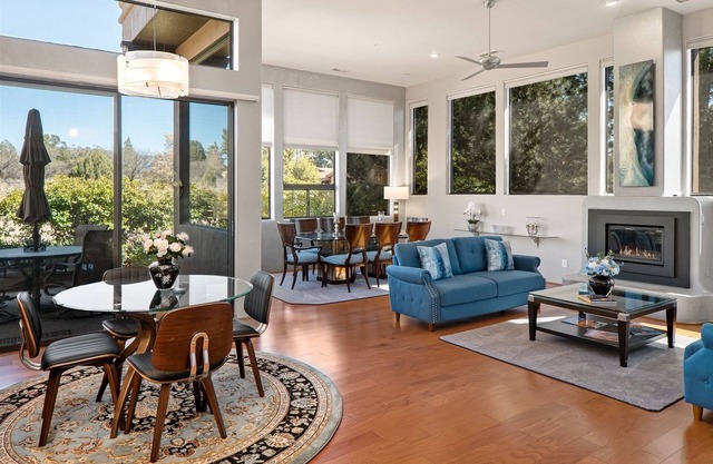 High Class Luxury Townhome with Theater, Work Area, Community Pool and Hot Tub!
