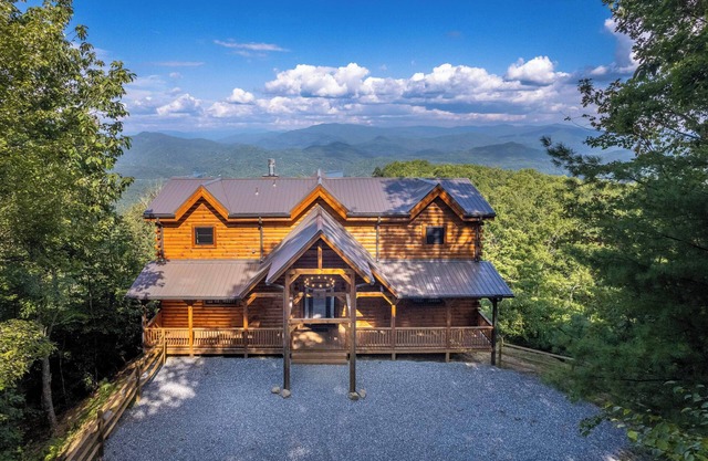 High Country Cabin - Mountain & Fontana Lake Views - Hot Tub