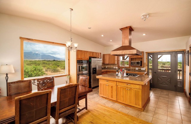 High Desert Oasis, 360 mountain views, close proximity to Bisbee and Tombstone