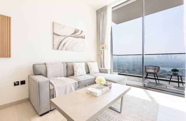 High-Floor 1BR with Balcony Overlooking the Lake, Minutes from the Park