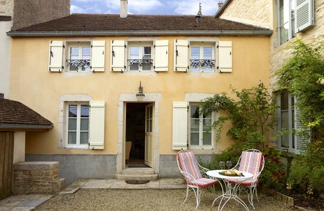 High Quality 17thc charming Cottage, Meursault village, sleeps 2