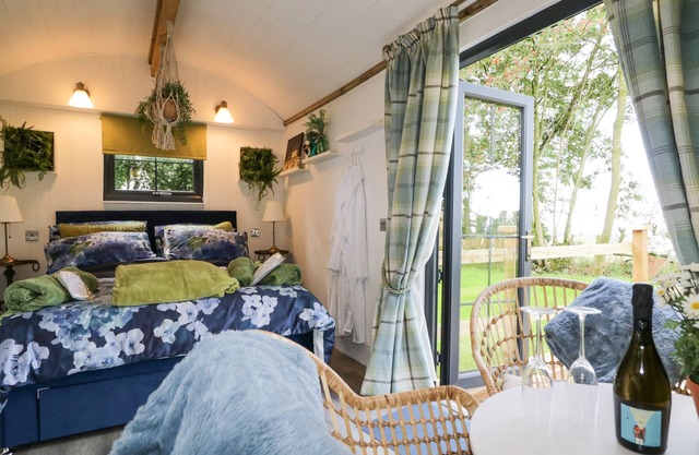 HIGH RIGG SHEPHERD'S SUNSET, pet friendly in Brampton, Cumbria