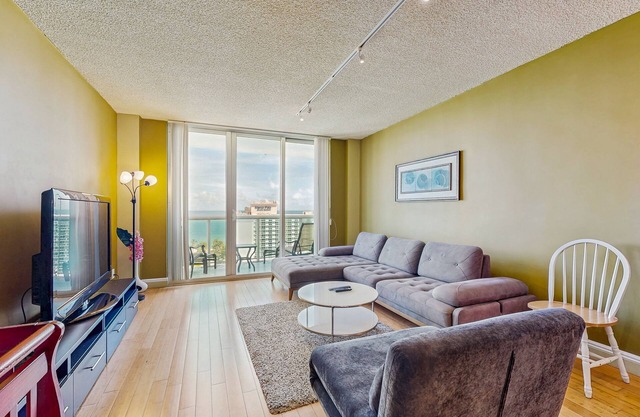 High-Rise Oceanview Condo w/Pool, Tennis & Gym: Walk to Beach, Dining, Shops