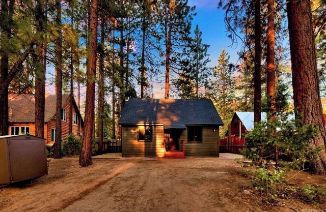 High Sierra Hideaway - Cozy Modern Cabin
