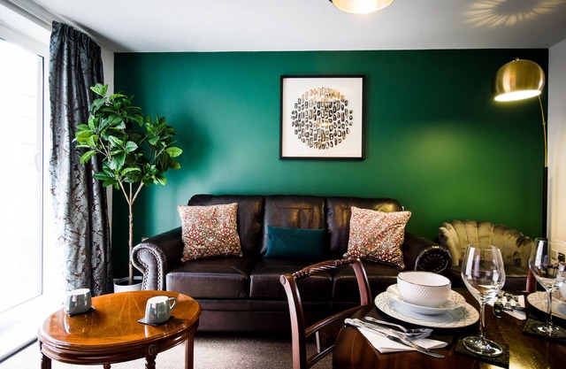 High Street 2 BR Apartment - King Bed | Wise Stays