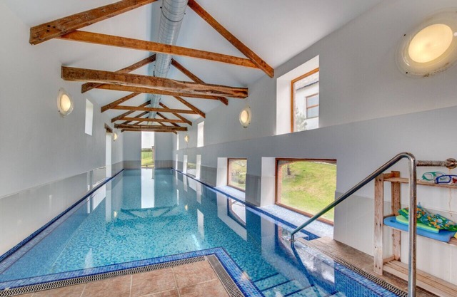 High View Farmhouse - Six Bedroom House, Sleeps 12