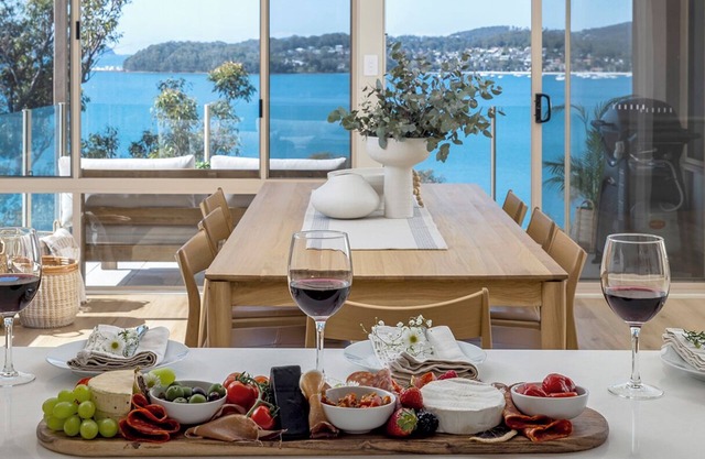 High View Holiday House - Striking duplex with Heated pool and sea views