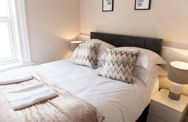HIGHCLIFFE PEBBLE SUITE - 1 BED APT - BEACH FRONT CLEVELEYS