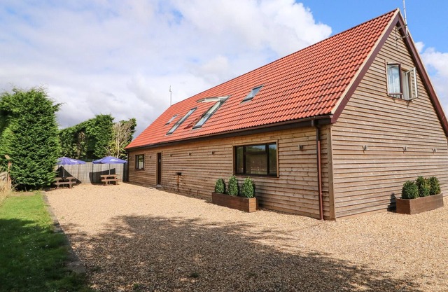 HIGHFIELD BARN, romantic, character holiday cottage in Upwell