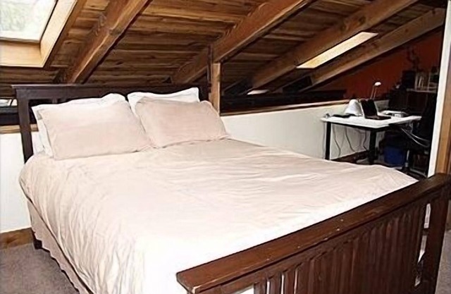 Highly Rated 3 BdRm/3 BA in SMV; 7 min walk to slopes, shuttle at front door!