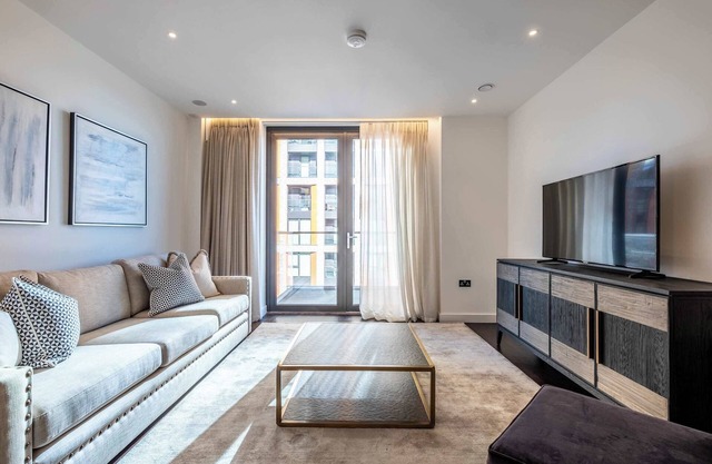 Highrise Luxury 3 bedroom flat with Balcony