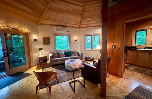 Hiker’s Haven - Cozy octagonal guest cabin in Keene Valley