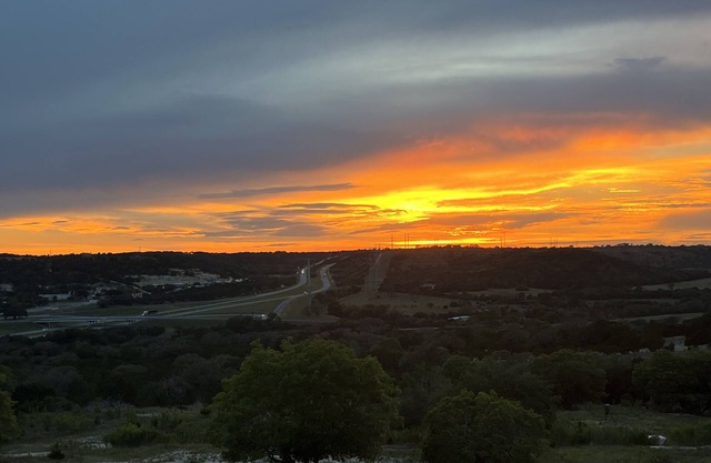 Hill Country Lodge, Private 10 acres w/uninterrupted views, perfect for eclipse