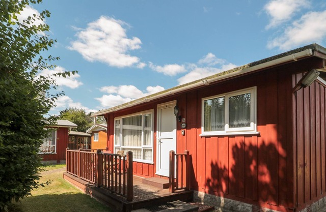 HILL TOP, family friendly, character holiday cottage in Seaton, Devon