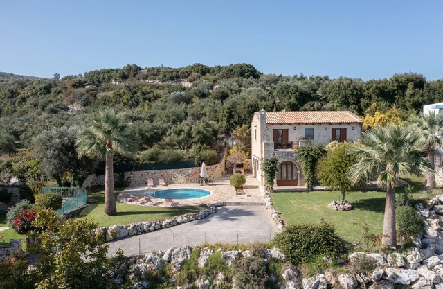 Hill Top villa,Splendid view,pool,Near tavern