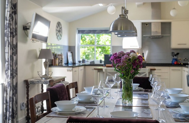 Hillcote - stunning house, garden, parking, 2 lounges, superking beds. Cornwall.