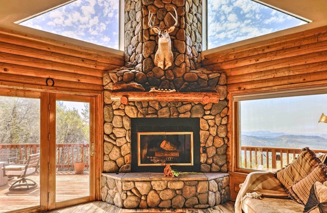 Hillside cabin with spectacular views, balconies