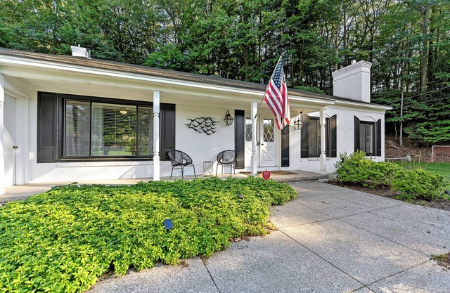 Hillside Cottage- Great Vacation Rental with Private Pool