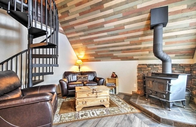 Hillside Cripple Creek Cabin w/Hot Tub, Mtn Views