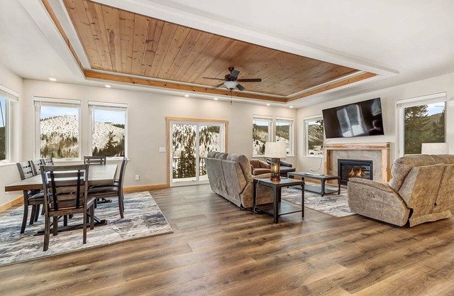 Hillside Lodge - 7BR, Great Location with Views!