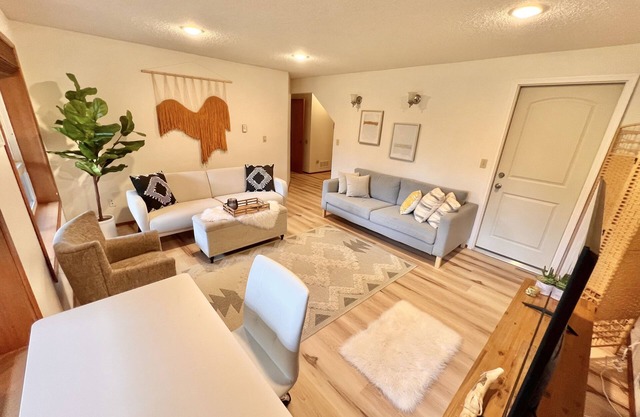 Hilltop Daylight Basement Apartment with mountain views!